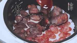 關(guān)上蓋子繼續(xù)燜煮20分鐘淋上醬汁。