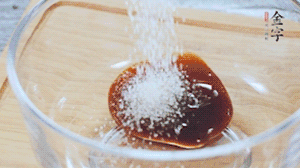 合上蓋子，啟動(dòng)電源煮飯。期間混合好調(diào)味汁。