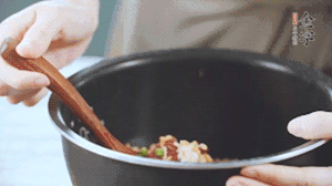 揭開(kāi)鍋蓋，放上青菜，荷包蛋，就可以吃了。