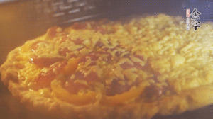 準(zhǔn)備好披薩餅皮，烤盤刷油后入烤箱預(yù)熱10分鐘，放上面餅后180度烤10分鐘。（現(xiàn)成買的披薩皮，就忽略此步驟）