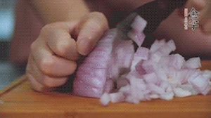 2.半個(gè)青椒、半個(gè)黃椒切圈、一個(gè)洋蔥切丁、三個(gè)白蘑菇切片備用。