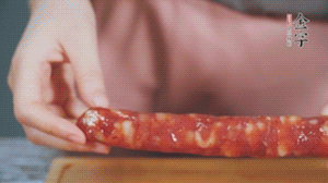 金字火腿肉香腸切成片狀。