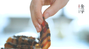 金字醬肉切片備用。