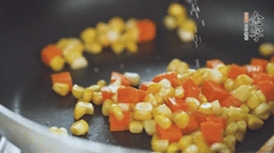 胡蘿卜、玉米洗凈后，處理成粒，加鹽簡單炒制。