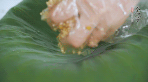 將食材混合好鋪到新鮮荷葉上。（可以加點(diǎn)水）