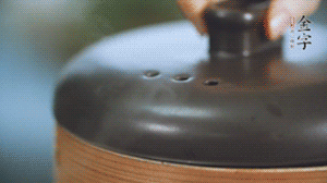 水開后轉(zhuǎn)中火蒸50-60分鐘。