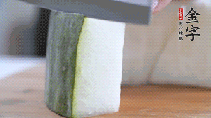 冬瓜去瓤去皮，切小塊。