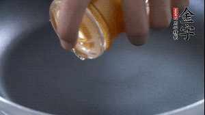 植物油入鍋，翻炒冬瓜。