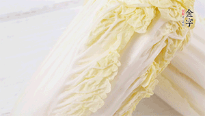 娃娃菜洗凈，對(duì)半切。