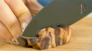 金字風(fēng)味醬肉切成片，上鍋蒸15分鐘。