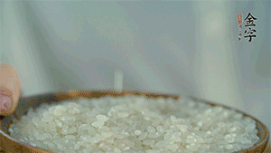 大米、糯米混合上電飯鍋蒸熟。