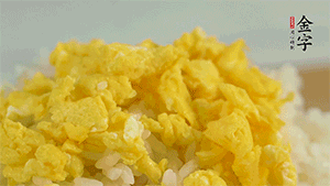 將雞蛋碎、西蘭花碎和放涼的米飯混合，用少許鹽、橄欖油調(diào)味。