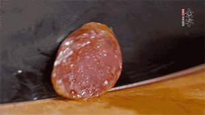 金字火腿肉香腸上鍋蒸15分鐘，切片備用。