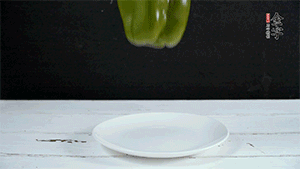 雞蛋打散，加青椒粒、蔥花攪拌。