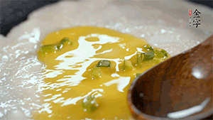 將雞蛋液鋪到面餅上，放上香腸。