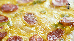 撒上一些芝麻，準(zhǔn)備一些番茄醬，一份早餐就做好了。