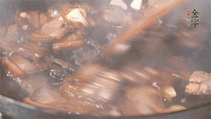 熱油下鍋，爆香蒜片。放入醬肉翻炒片刻后,下豌豆尖均勻翻炒。