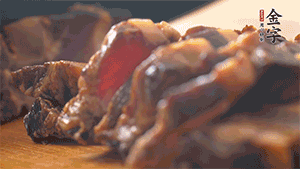 金字醬肉切成小丁。