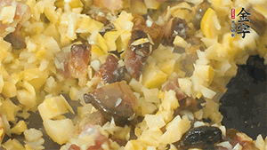 熱油起鍋，下醬肉丁炒香，再加入筍丁、適量水淀粉勾芡翻炒均勻。