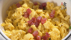 將香腸、韭菜、雞蛋攪拌均勻，可適當(dāng)加玉米油、十三香、味精調(diào)味。