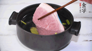 整塊豬肉，加蔥、姜片、料酒焯水。