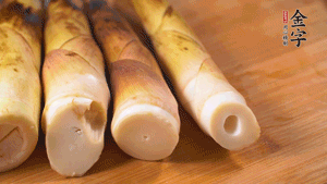春筍剝?nèi)ネ鈿?，切成滾刀塊。