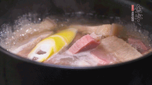 火肉、豬肉加料酒、清水大火煮開后，加入春筍小火慢燉40分鐘，出鍋前撒蔥花即可。