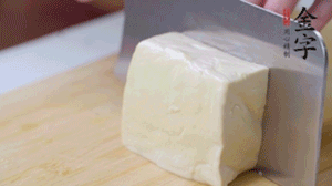 老豆腐切片，浸水備用。