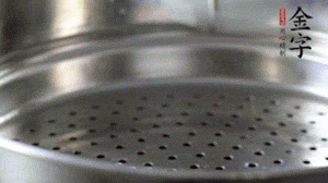 出鍋后，倒扣臘味，撒上蔥花即可。