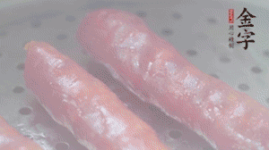 金字香腸上鍋，大火蒸5分鐘，切片備用。