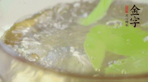 萵筍去皮切片，加鹽焯水。