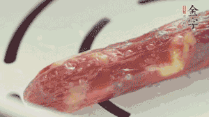 香腸蒸至半熟切片，筍切丁備用。