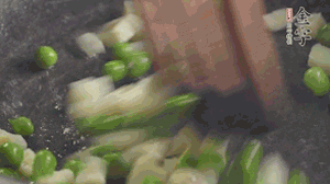 鍋中油7成熱時，入青豆、筍丁翻炒，然后加糯米飯加鹽均勻翻炒。