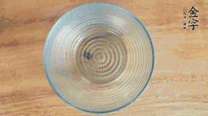 取一個碗，香菇倒放，香腸片圍繞鋪成圓形，加炒好的米飯壓實。