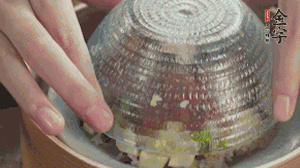 碗倒扣到盤中，擺上焯水后的熟蝦仁即可。