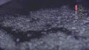 小青菜洗凈后，鍋中水燒開(kāi)，放點(diǎn)鹽和滴幾滴油后燙熟。