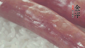 關(guān)上蓋子，煮到米飯露出時(shí)。