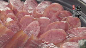 沿著米飯邊淋一圈玉米油，擺上小青菜，淋上醬油和湯調(diào)成的醬汁，撒上辣椒粒、香蔥末即可。