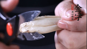 蟹味菇去掉根部洗凈。