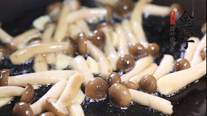 熱油下鍋煸香蒜末，依次加蟹味菇、香腸、西蘭花均勻翻炒，放適量水燜煮3分鐘。