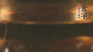 冷水下鍋，加入牛仔骨、姜片焯水備用。