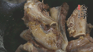 加入白蘿卜、料酒、水、火腿煮40分鐘。