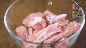 切成小段的排骨洗凈后，加姜片焯水3分鐘。