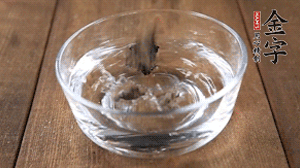 黑木耳泡發(fā)備用。