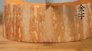 南瓜去皮洗凈后，切成規(guī)則的長(zhǎng)方形。