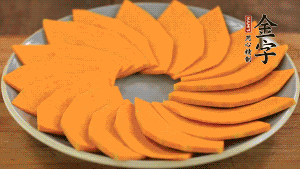 秋葵、南瓜交叉擺在盤(pán)中，然后香腸片置于上面，擺成花環(huán)狀。