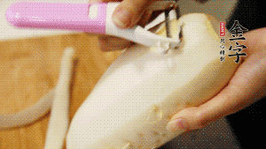 蘿卜去皮，切成絲。（如果用擦菜板，不能選擦成太碎的）