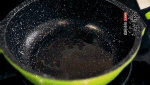 盆中放入炒好的蘿卜絲、香腸等食材，加粘米粉、澄粉，一邊倒香菇水，一遍攪拌成稀糊狀。（加入少量的澄粉可以讓蘿卜糕質(zhì)地柔軟又充滿彈性，而且還可以增加成品的透明感。 ）