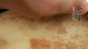 金字香腸切片，藕去皮切薄片備用。