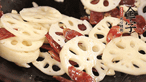 依次下香腸片、藕片翻炒均勻，加適量清水燜熟。